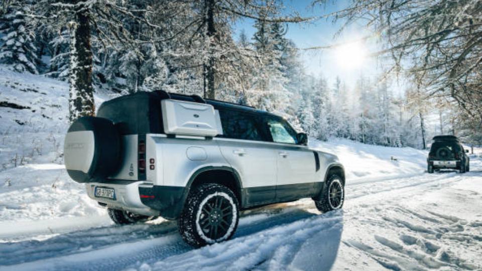 suv offroad travel on ice